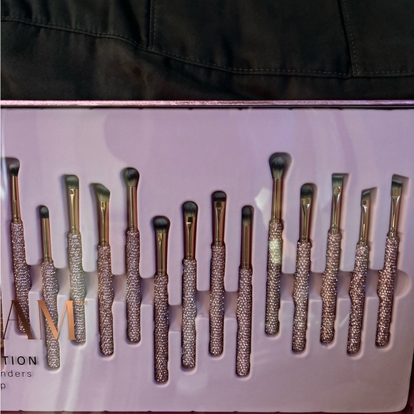 * ONLY 1 LEFT* GLITZ & GLAM 25 Piece Essentials Collection - Picture 5 of 5